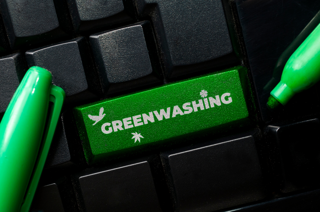 Greenwashing o Ambientalismo di facciata. Quando le aziende mentono su sostenibilità e responsabilità ambientale.