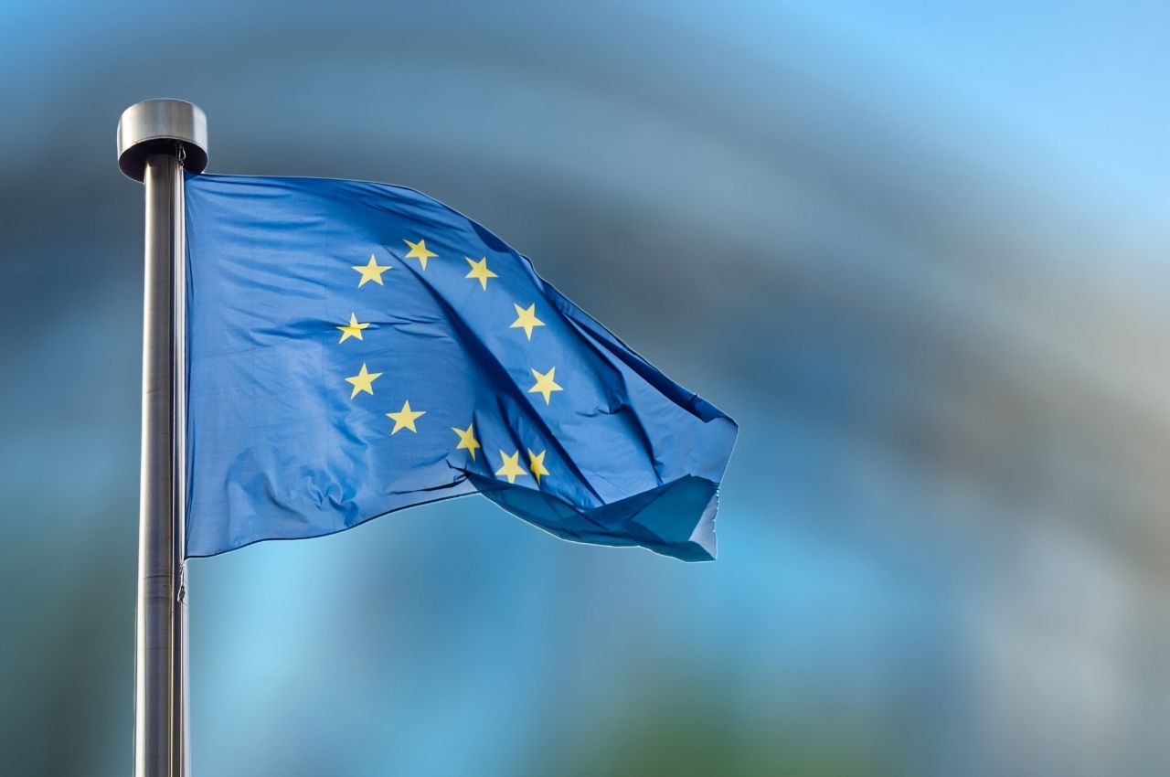 Bandiera UE. Le direttive UE su rinnovabili e mercato dell'energia recepite dal Governo italiano